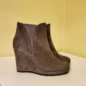 NEIMAN MARCUS SUEDE BOOTIE GRAY